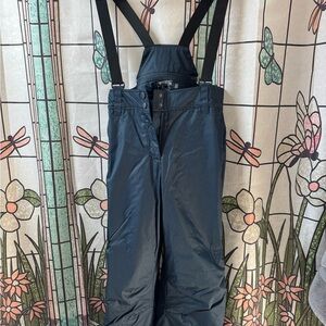 Snow pants with detachable Bib